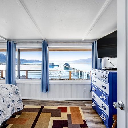 Fisherman'S Dream Boat House Garibaldi Exterior photo
