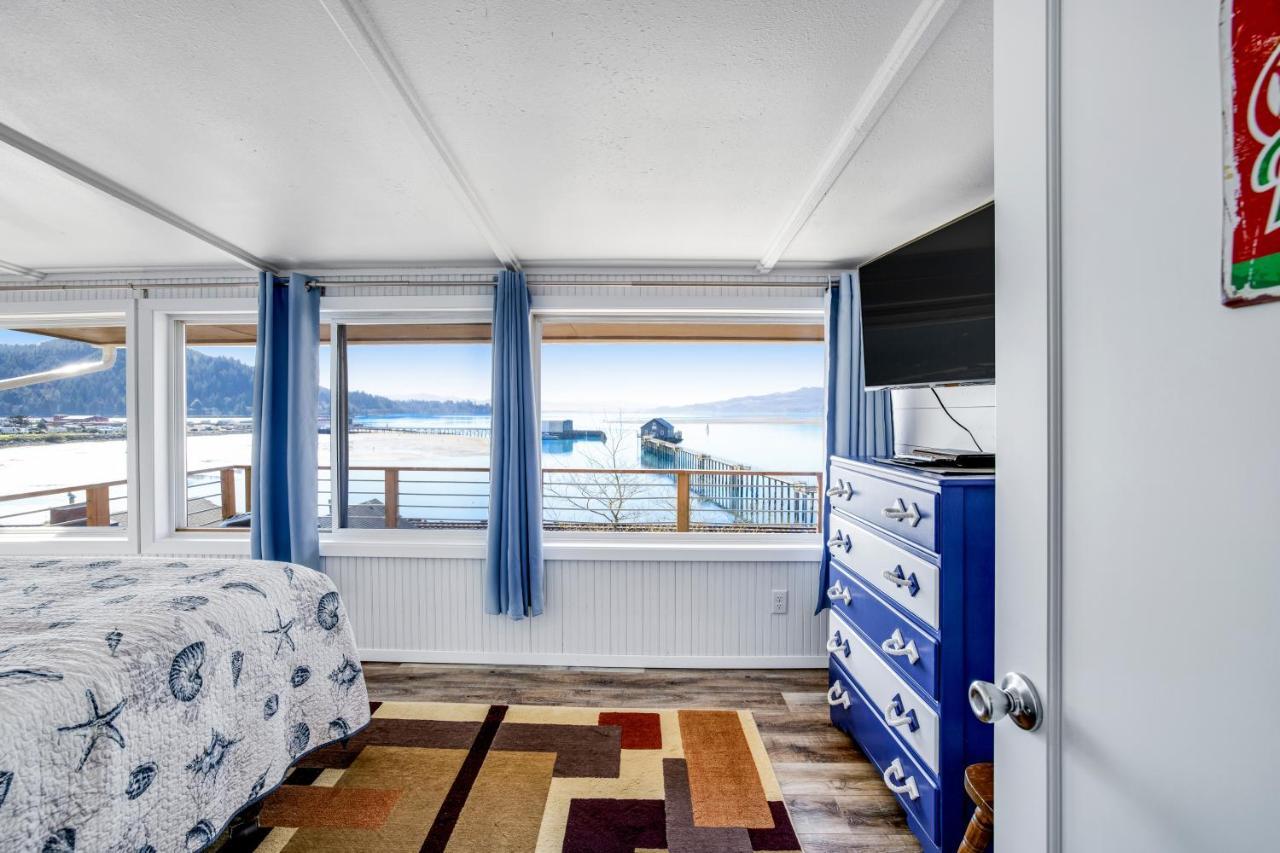 Fisherman'S Dream Boat House Garibaldi Exterior photo