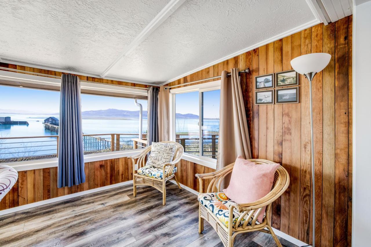 Fisherman'S Dream Boat House Garibaldi Exterior photo